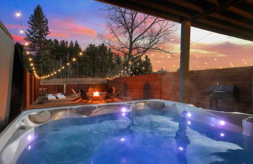 Custer Apartment | Fireside Grove- Downtown Stay with Hot Tub