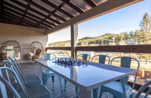 Custer Apartment | Fireside Grove- Downtown Stay with Hot Tub