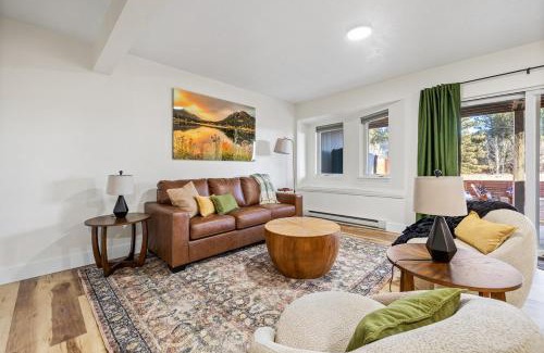Custer Apartment | Fireside Grove- Downtown Stay with Hot Tub