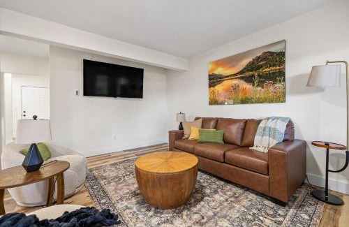 Custer Apartment | Fireside Grove- Downtown Stay with Hot Tub