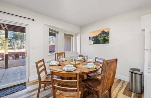 Custer House | Fireside Grove | Downtown Stay w/Hot Tub