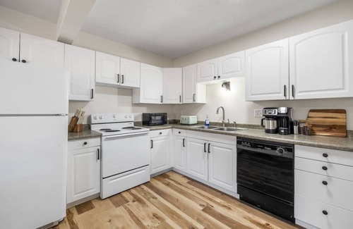 Custer House | Fireside Grove | Downtown Stay w/Hot Tub