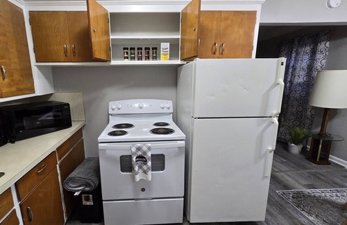Toledo Apartment | First floor 1Bed/1Bth Pets OK, Close to ProMedica, UT