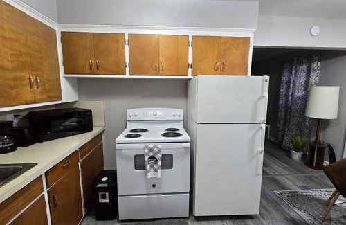 Toledo Apartment | First floor 1Bed/1Bth Pets OK, Close to ProMedica, UT