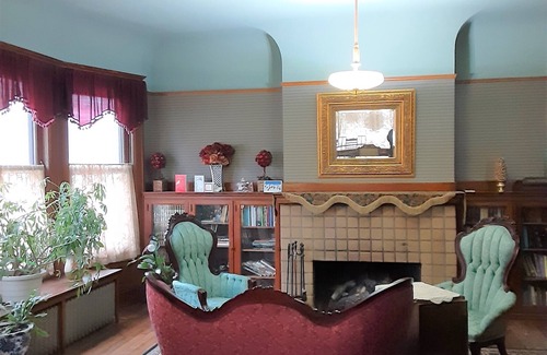 Downtown Toledo House | First Floor 4 poster Double Bed in Historic Victorian Bed and Breakfast