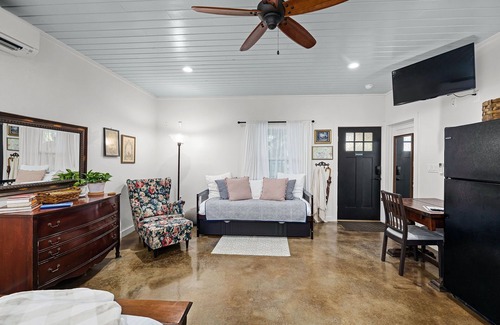New Braunfels Apartment | First Floor of River Haven Guest House w/Hot Tub by Gruene!