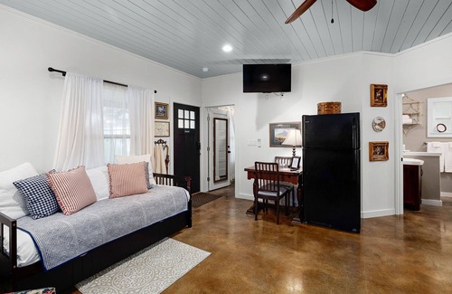 New Braunfels Apartment | First Floor of River Haven Guest House w/Hot Tub by Gruene!
