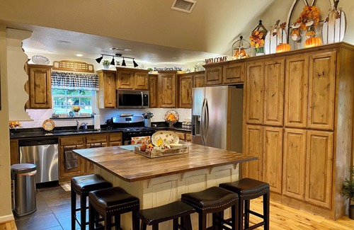 Grand Saline Cottage | First Monday Trade Days, spa, fire pit, grill on a 600 SF covered party deck.