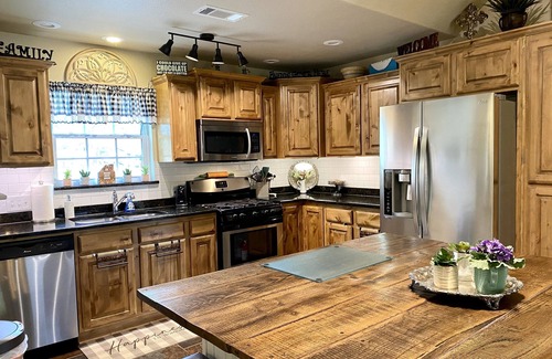 Grand Saline Cottage | First Monday Trade Days, spa, fire pit, grill on a 600 SF covered party deck.
