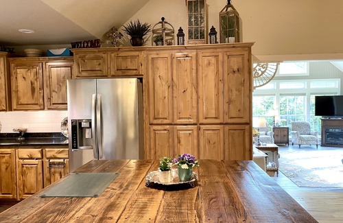 Grand Saline Cottage | First Monday Trade Days, spa, fire pit, grill on a 600 SF covered party deck.