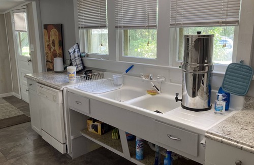 Dunnellon House | Fish or relax by the river inside or outside at pet-friendly Riverbend Fish Camp