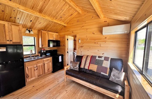 Ely Cabin | Fishdance Cabin, a Charming 2-bedroom cabin with AC, WiFi in brilliant Ely
