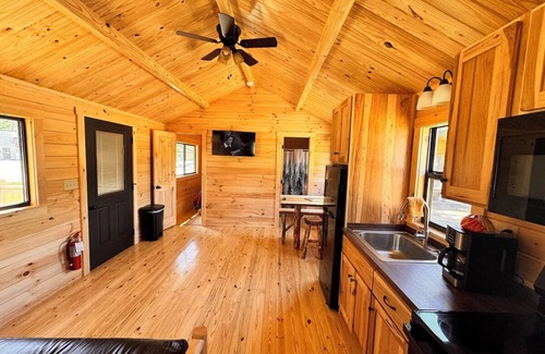 Ely Cabin | Fishdance Cabin, a Charming 2-bedroom cabin with AC, WiFi in brilliant Ely
