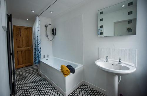 Wick Apartment | Fisherman Cottage - ideal for Trades and couples part of Langley Serviced Apartments Has outside steps