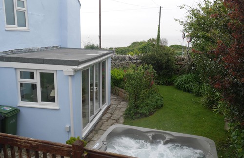 Southwell Cottage | FISHERMAN'S COTTAGE, family friendly, with hot tub in Portland Bill