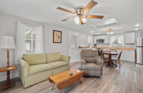 Chincoteague Cottage | Fisherman's Cottage - Charming cottage close to town!