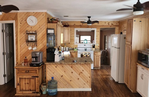 Fort Towson House | Fishing Cabin Charming 2-bedroom house in wonderful Fort Towson with WiFi, AC.