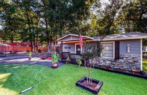 Avinger House | Fishing Cabin Near Lake O’ the Pines - Fenced Dog-Friendly Yard & Firepit