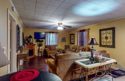 Avinger House | Fishing Cabin Near Lake O’ the Pines - Fenced Dog-Friendly Yard & Firepit