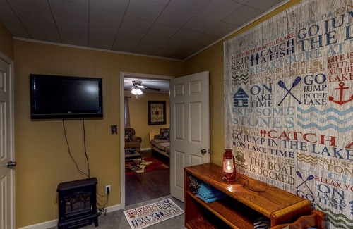 Avinger House | Fishing Cabin Near Lake O’ the Pines - Fenced Dog-Friendly Yard & Firepit