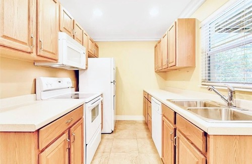 Historic Downtown Kissimmee Condo | Fishing Kayak paradise beside Lake Tohoa Family Pet Friendly