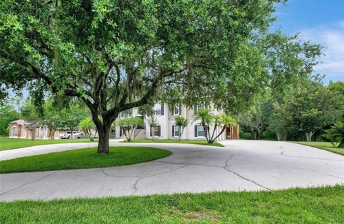 Historic Downtown Kissimmee Condo | Fishing Kayak paradise beside Lake Tohoa Family Pet Friendly