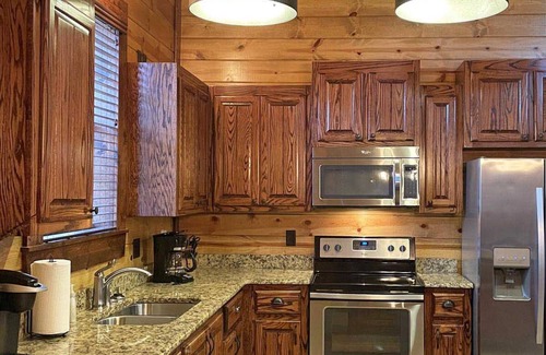 Broken Bow Cabin | Fishing Pond Front Cabin|Private 1 BR + Hot Tub