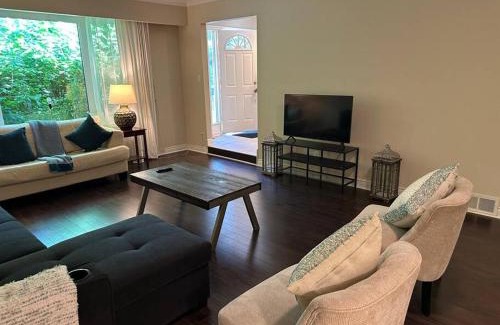 Mineola House | Five Bedroom Entire House in the Beautiful Port Credit & Lakeshore of Mississauga