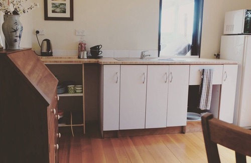 Paihia Apartment | Five minutes drive from Paihia central, beach, museum, shopping, dining.