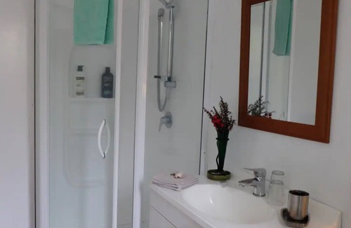 Paihia Apartment | Five minutes drive from Paihia central, beach, museum, shopping, dining.