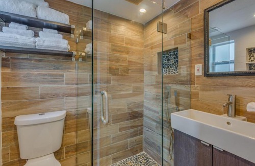 Bay Esplanade House | Five Palms Suite 104 - Daily - Weekly - Monthly