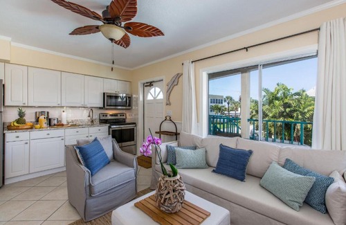 Bay Esplanade House | Five Palms Suite 206 - Daily - Weekly - Monthly