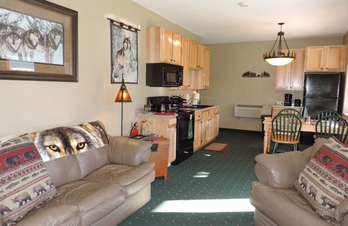 Gardiner Cabin | FIVE STAR CABIN ON YELLOWSTONE RIVER! THE GRIZZLY DEN CABIN on YNP Riverfront