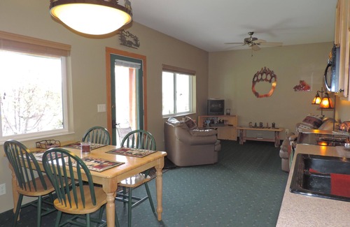 Gardiner Cabin | FIVE STAR CABIN ON YELLOWSTONE RIVER! THE GRIZZLY DEN CABIN on YNP Riverfront