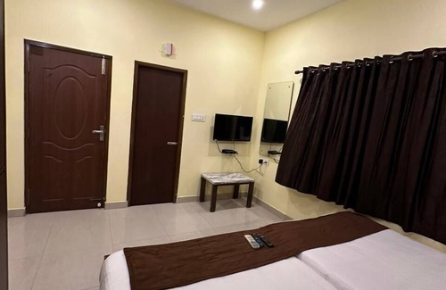 Vadapalani Hotel | Five stones By Earth Hotel Vadapalani