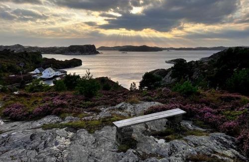 Fjell Apartment | Fjord-View Retreat with Free Parking and Fast Internet