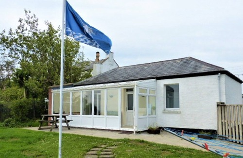 Kirkbean Cottage | Flag Cottage - a cottage that sleeps 4 guests in 2 bedrooms