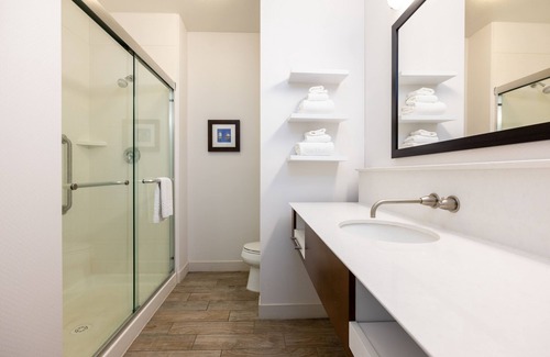Pratt Hotel | Flag Point Inn & Suites Pratt by FairBridge