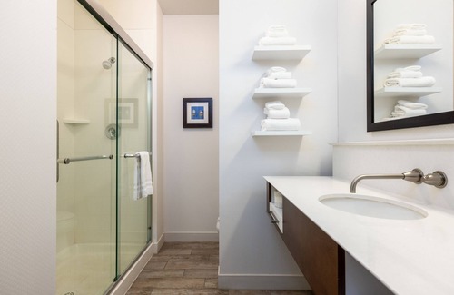 Pratt Hotel | Flag Point Inn & Suites Pratt by FairBridge