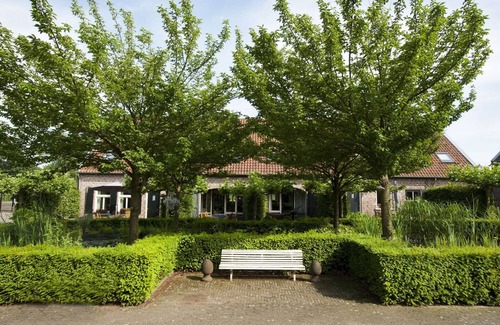 Schafelt House | Flamboyant Farmhouse in Baarlo with Hot Tub, Garden