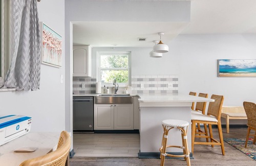 Bay Crest Park House | Flamingo Bay | Modern Heated Pool w Private Yard