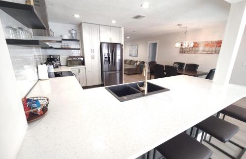 South Venice House | Flamingo by the Sea Cozy Spacious Modern 5 min to Beach Video Tour Sleep up to 10