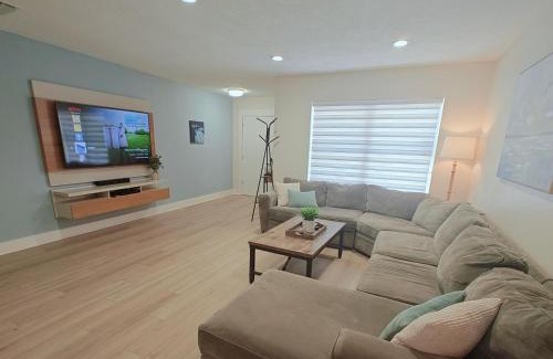South Venice House | Flamingo by the Sea Cozy Spacious Modern 5 min to Beach Video Tour Sleep up to 10