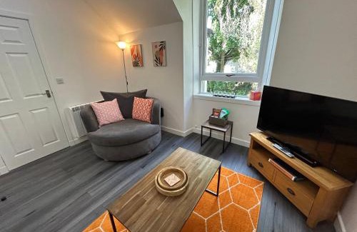 Inverness City Centre Apartment | Flat 2a - Modern Flat Close to City Centre Ideal for Couples