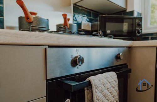 Cradley Apartment | FLAT 5 - Ground floor 2 bed apartment free parking sleeps 6