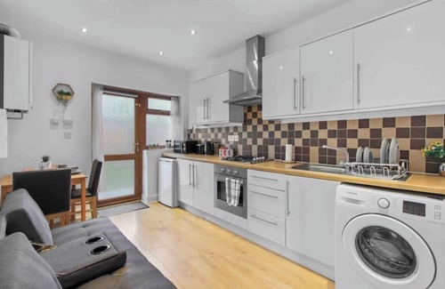 Redbridge Apartment | Flat in London, 1 min Walk to Station Central Line