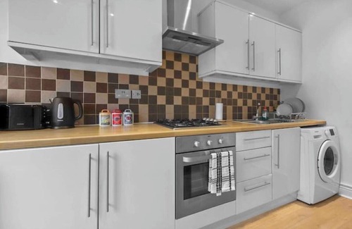 Redbridge Apartment | Flat in London, 1 min Walk to Station Central Line