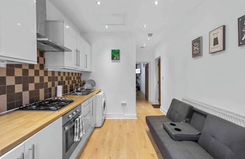 Redbridge Apartment | Flat in London, 1 min Walk to Station Central Line
