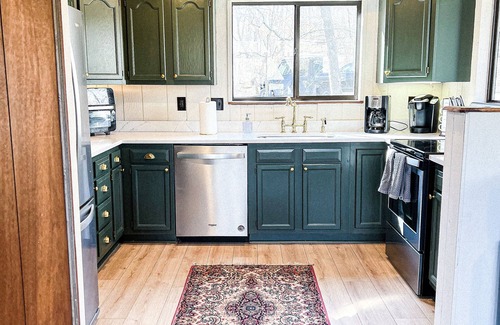 Innsbrook Ski Chalet | FLAT, Lakefront chalet; Hottub, Playground, Firepit, Wifi, and more!