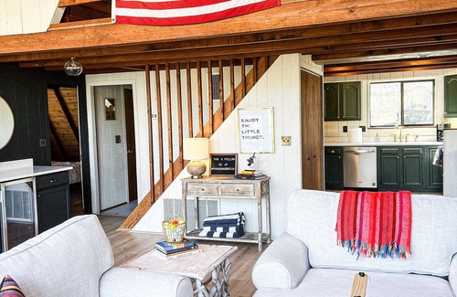 Innsbrook Ski Chalet | FLAT, Lakefront chalet; Hottub, Playground, Firepit, Wifi, and more!